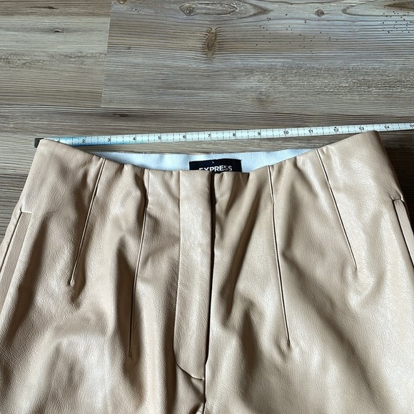 Express Faux Leather Pants NWOT Size 4 Tan Tapered leg Darts Pockets Neutral - Picture 5 of 15